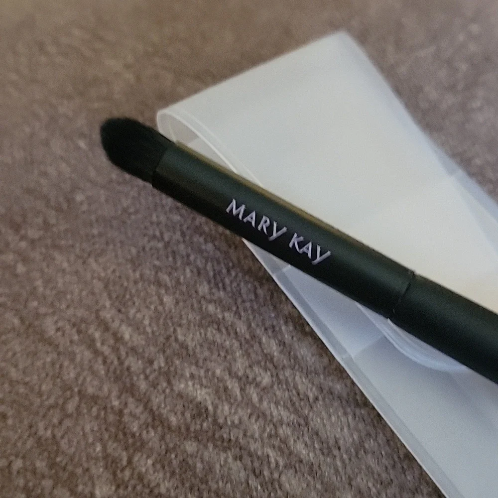 3/$20 MARY KAY Eye Smudger Synthetic Brush